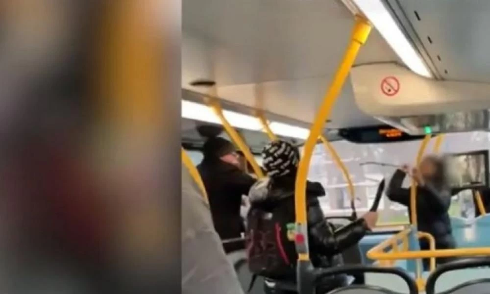 Βρετανία: Απίστευτο σκηνικό! Συμπλοκή με ματσέτα και σιδηρολοστό μέσα σε λεωφορείο (βίντεο)